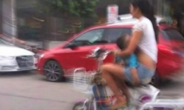 Ibu Nekat Menyusui Bayi Sambil Kemudikan Sepeda Motor